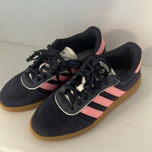 Sold !Navy blue Adidas Originals trainers with pink accents #sneakers